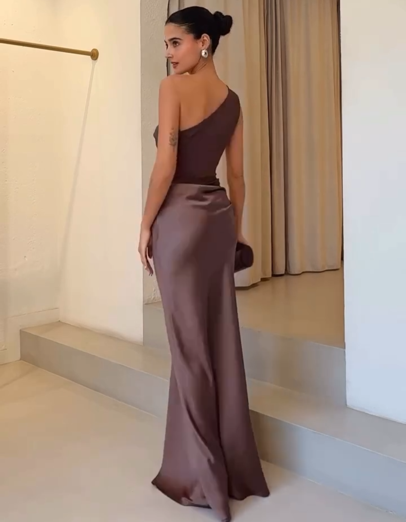 Amaretta – Elegant Satin Gown