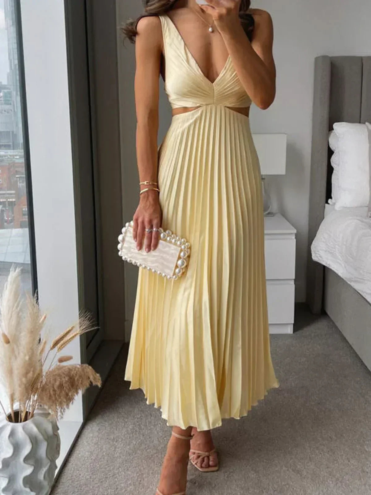 Aveline – Flowy Dress with Sculpted Waist